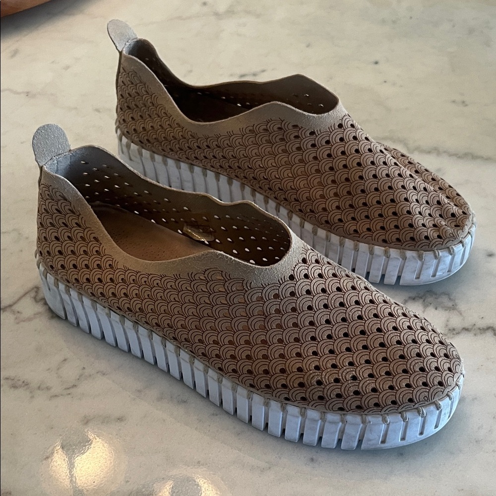 Ilse Jacobsen, Camel and White Slip-On Flats